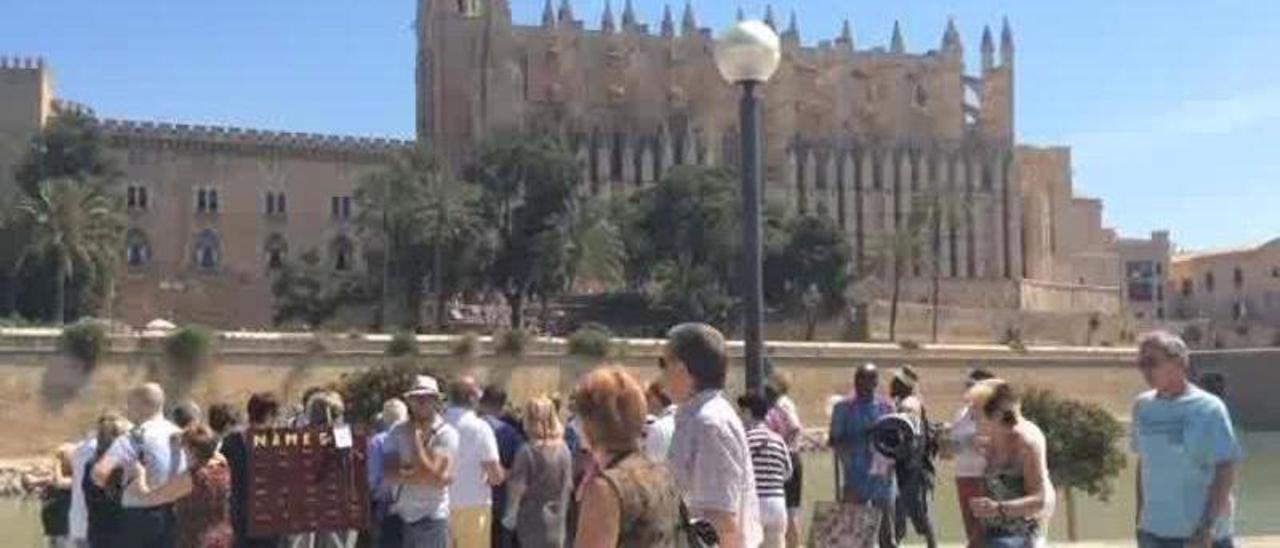Turistas frente la Catedral de Palma