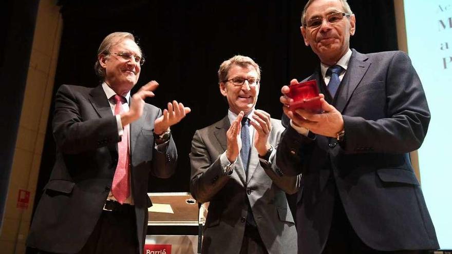 Diferentes momentos vividos ayer en la Fundación Barrié durante la entrega de la medalla de oro.