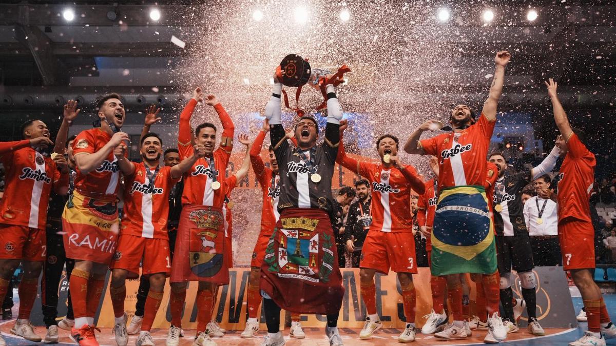 El guardameta Chispi levante el trofeo de campeón de la Supercopa de España