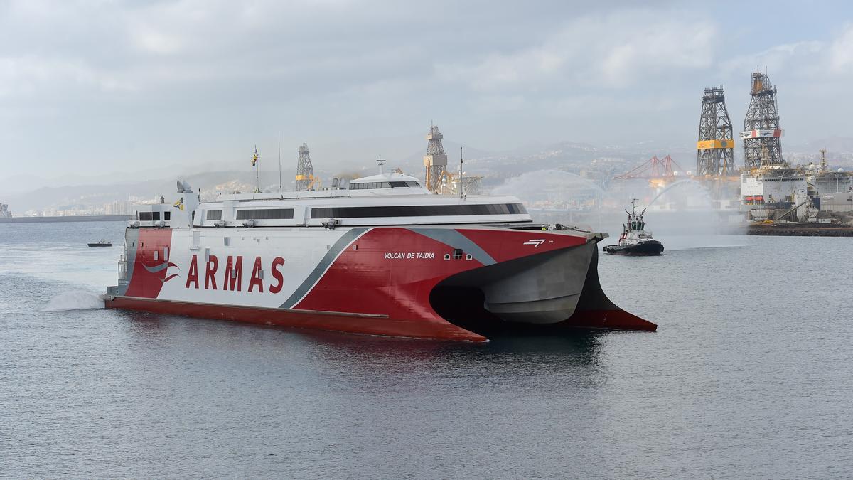 Llegada del Volcán de Taidía, catamarán de Naviera Armas, al Puerto de Las Palmas.