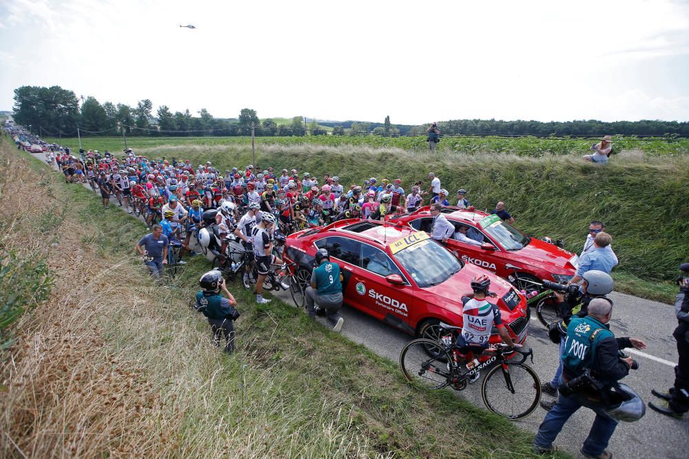 Arrojan gas lacrimógeno al pelotón del Tour de Francia