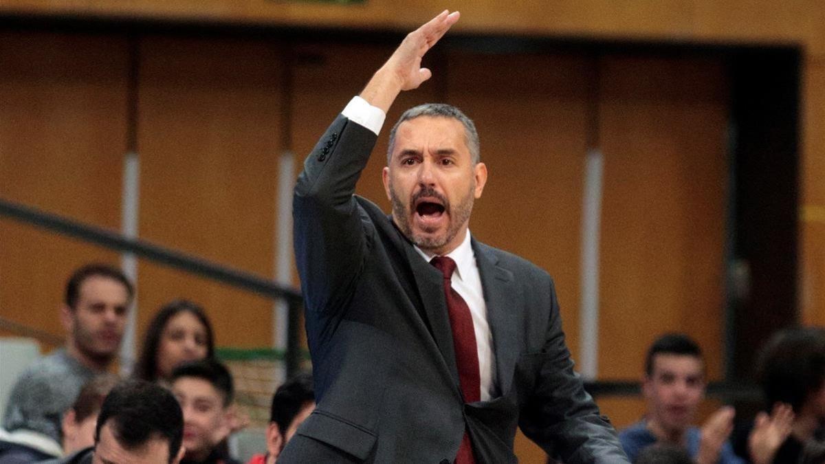 El entrenador del Zaragoza, Jota Cuspinera, da indicaciones a sus jugadores durante el partido ante el Joventut.