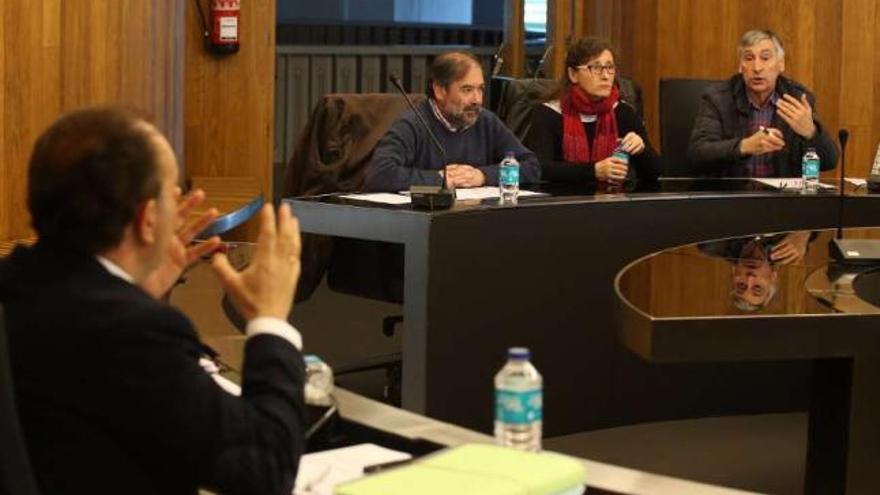 El alcalde debate con el concejal socialista Cristóbal Fernández en el pleno de ayer.  // Bernabé/Gutier