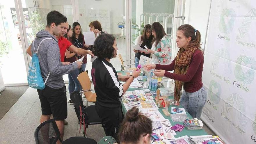 El puesto de los Martes Saludables, ayer en la Biblioteca Rosalía de Castro de Ourense. // Iñaki Osorio