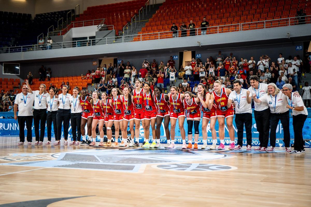 Foto de familia con la medalla de plata en el Campeonato Mundial U17.