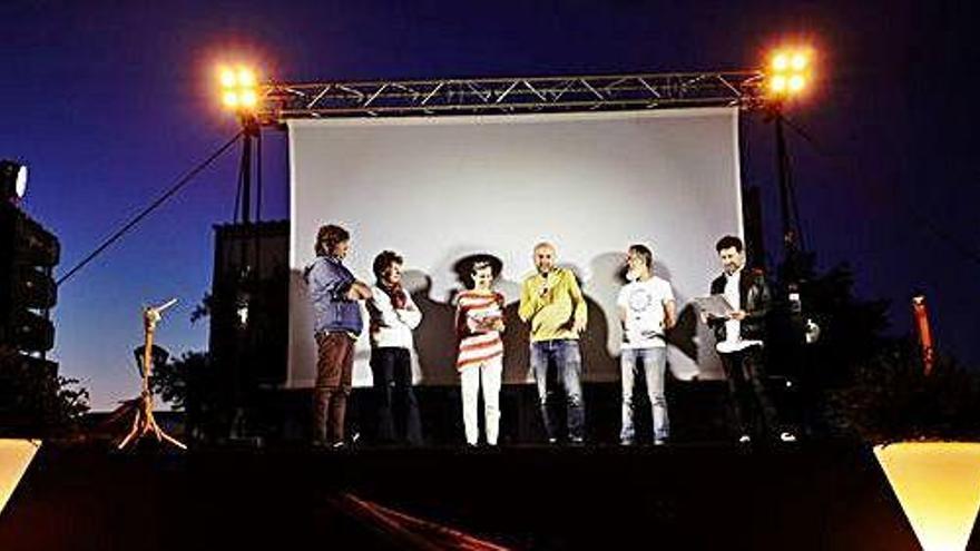 Un momento de la entrega de premios del Formentera Film Festival en la plaza de la Constitució en 2017.