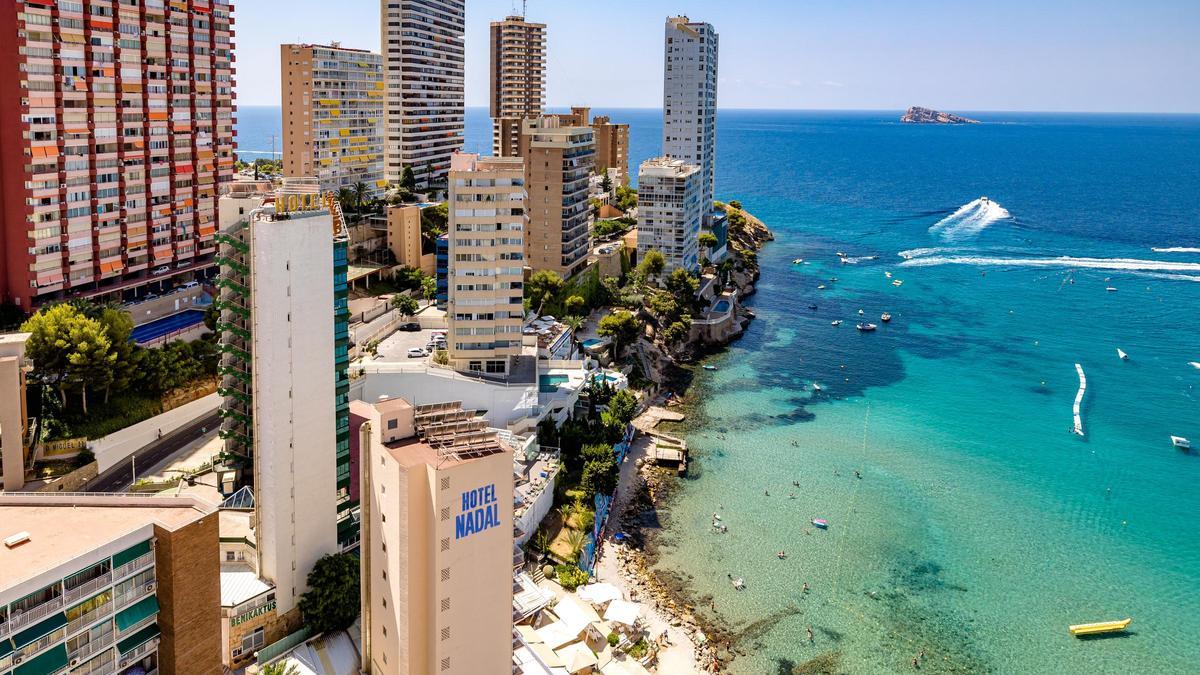 La zona de la playa de Levante de Benidorm donde se ha encontrado el cuerpo sin vida de la mujer.