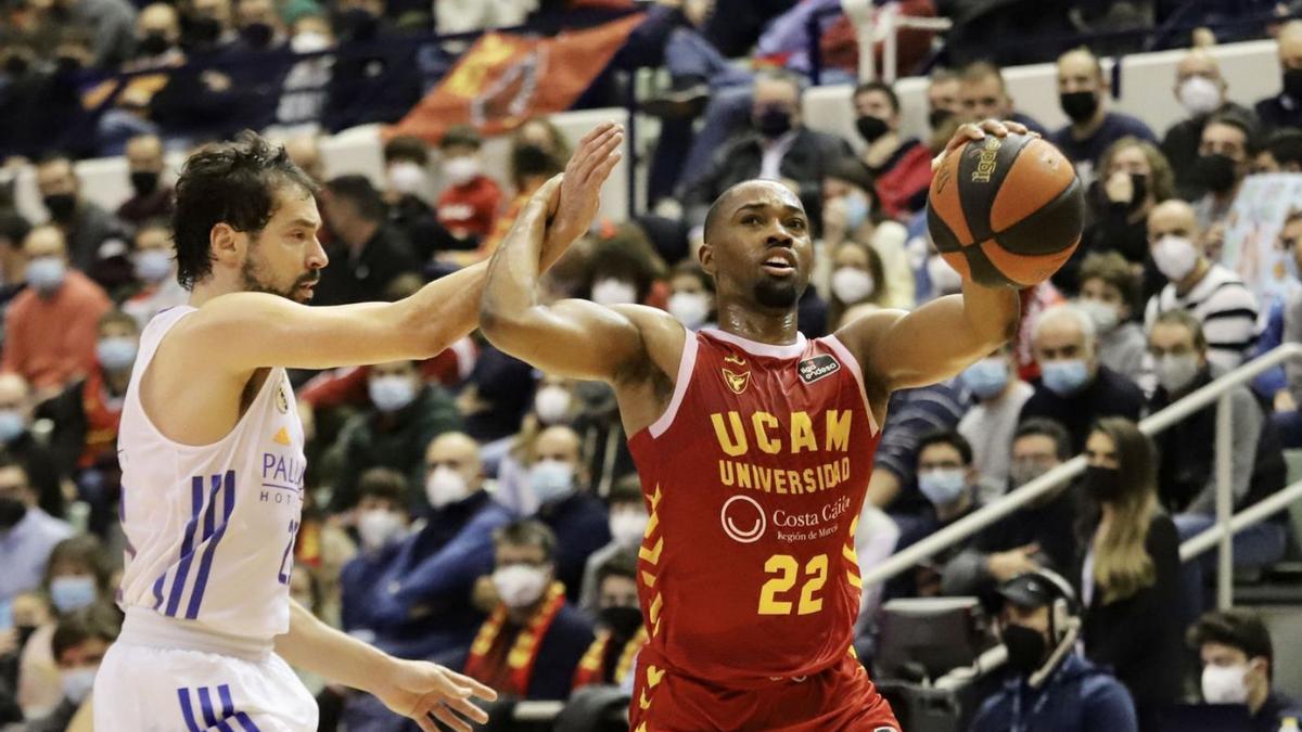 Isaiah Taylor, defendido por Llull en el partido ante el Real Madrid.