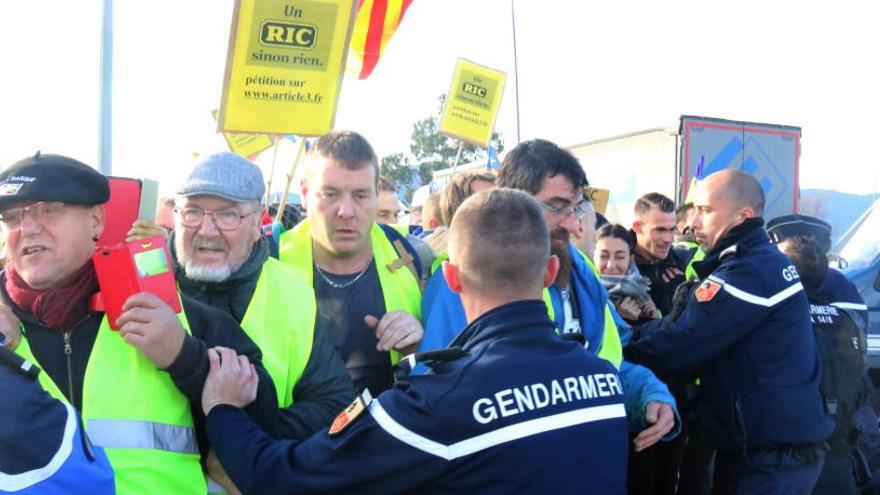 Manifestants forcejant amb la policia