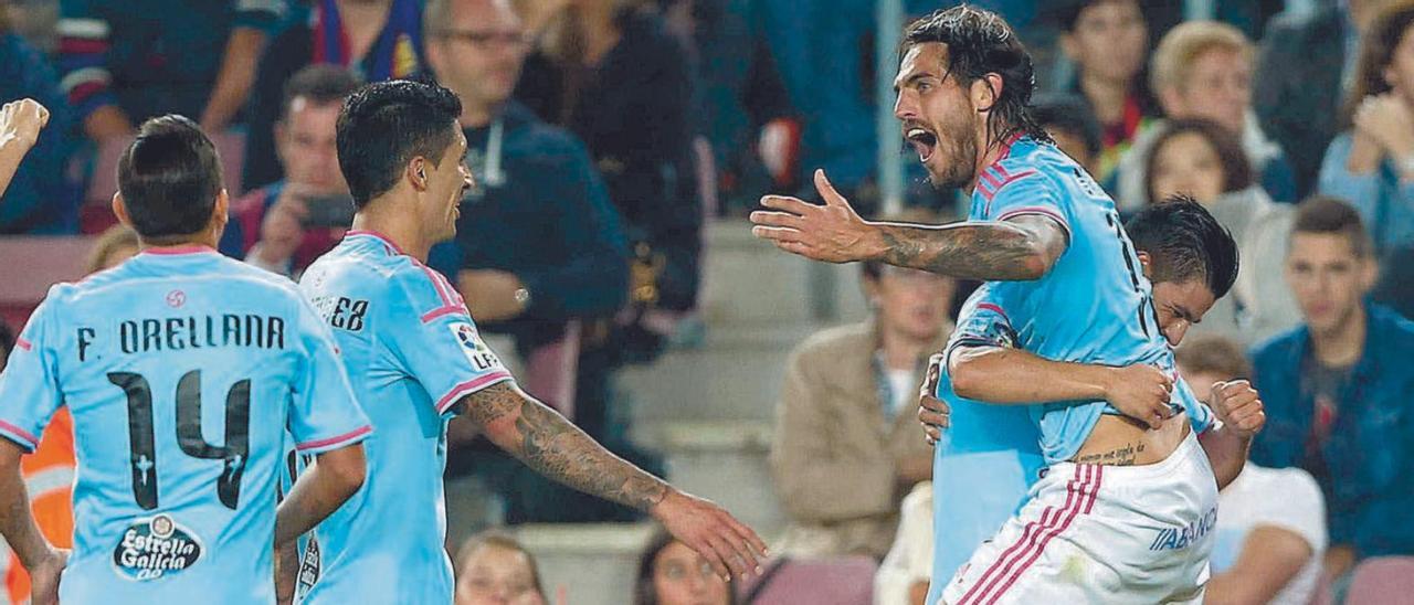 Orellana, Pablo
Hernández y Nolito
felicitan a Larrivey
tras su histórico
gol en el Camp Nou.
 // Efe