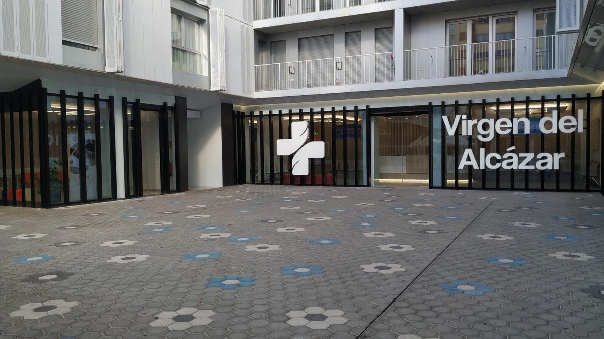 Fachada del Policlínico Virgen del Alcázar Avenida