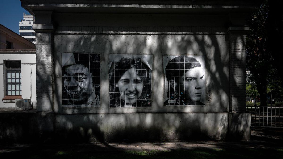 Mosaico con caras de personas en el antiguo centro de detención clandestina de la ESMA, en Buenos Aires.