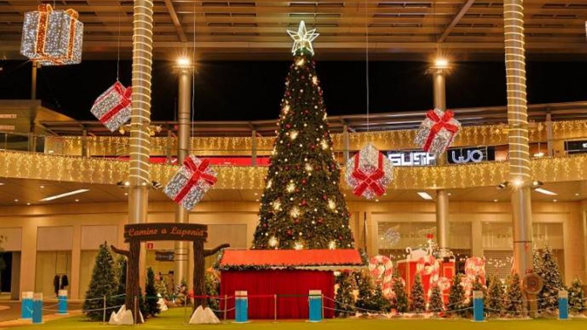 Decoración navideña de la Plaza Central de Alisios.