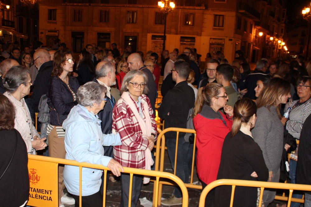 Besamanos de la Virgen de los Desamparados hasta la madrugada