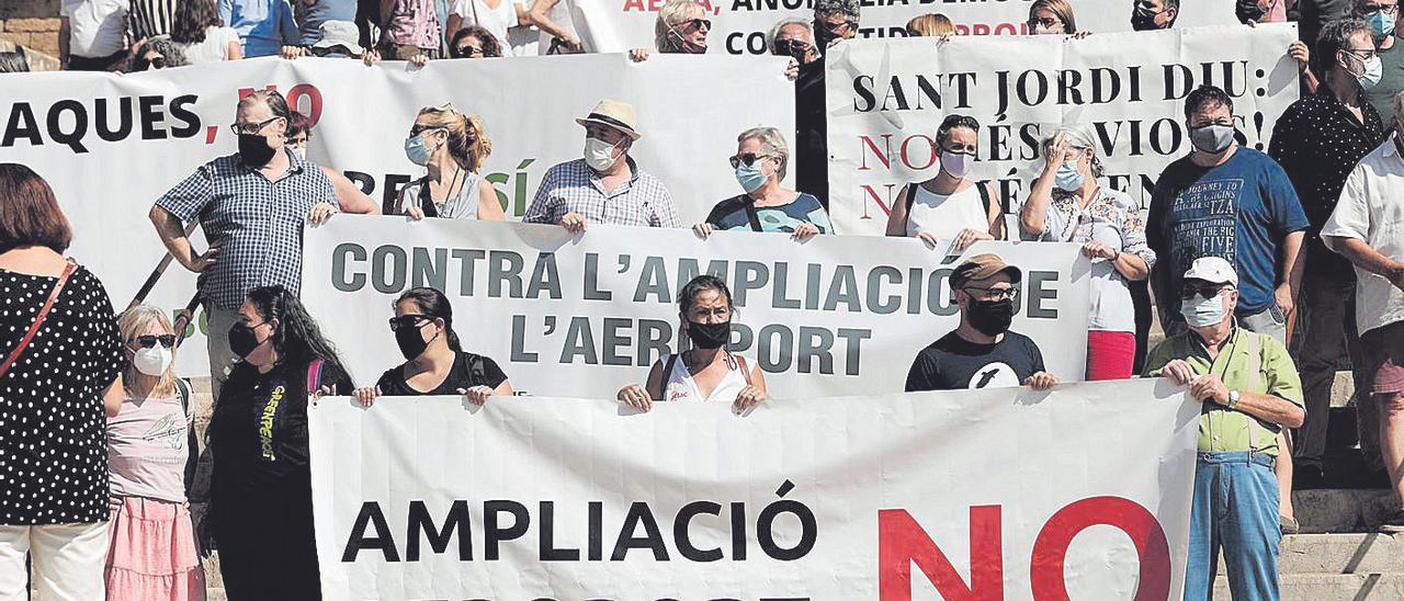 La concentración en contra de la ampliación del aeropuerto se celebró el pasado día 19.