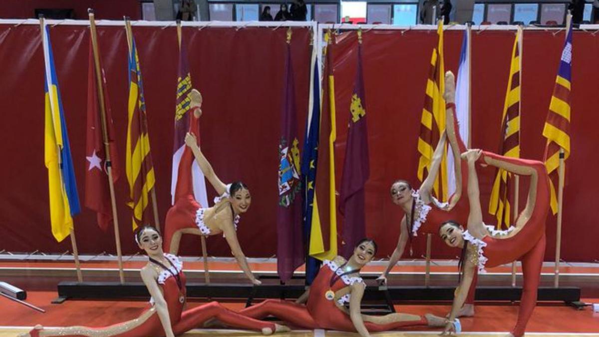 Las gimnastas del CD Illes Pitiüses en una pose.