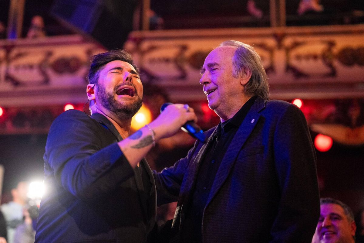 Joan Manuel Serrat emociona y eleva el listón de la fiesta mayor de la  restauración de Barcelona