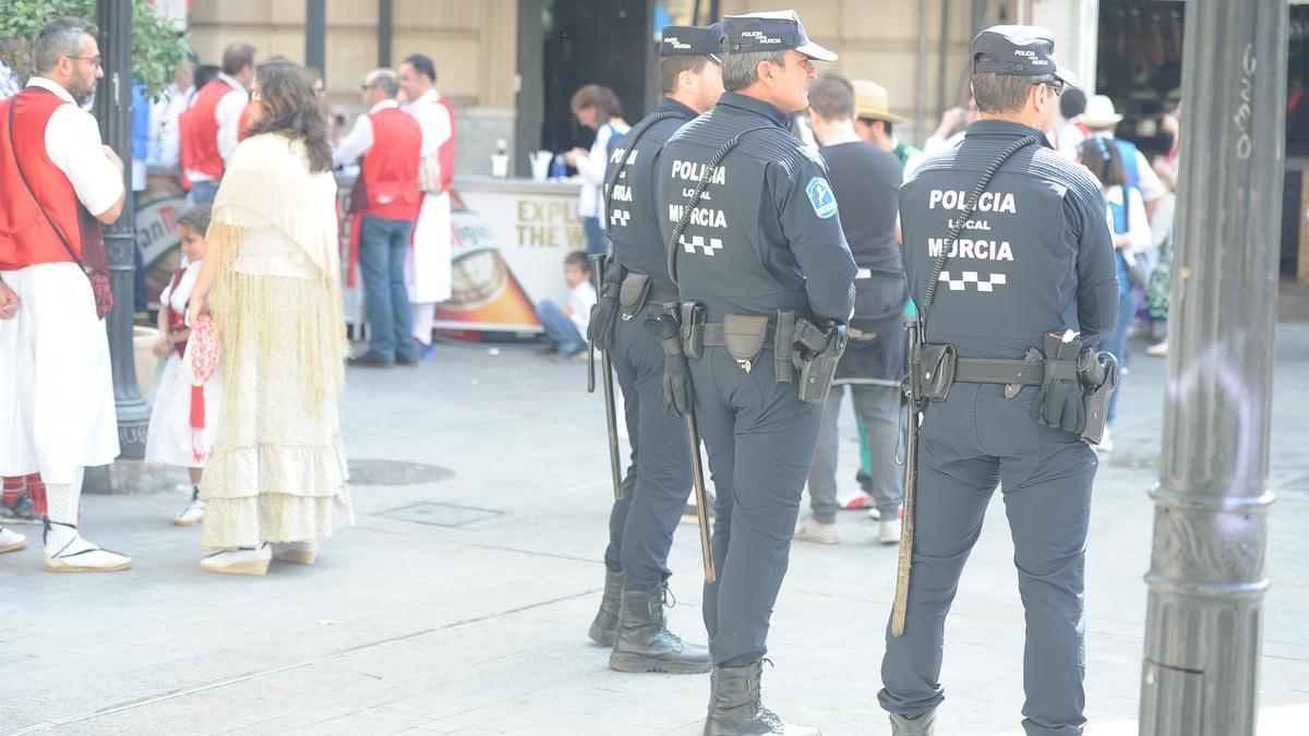 Policías en el centro de Murcia, en el Bando de otros años.