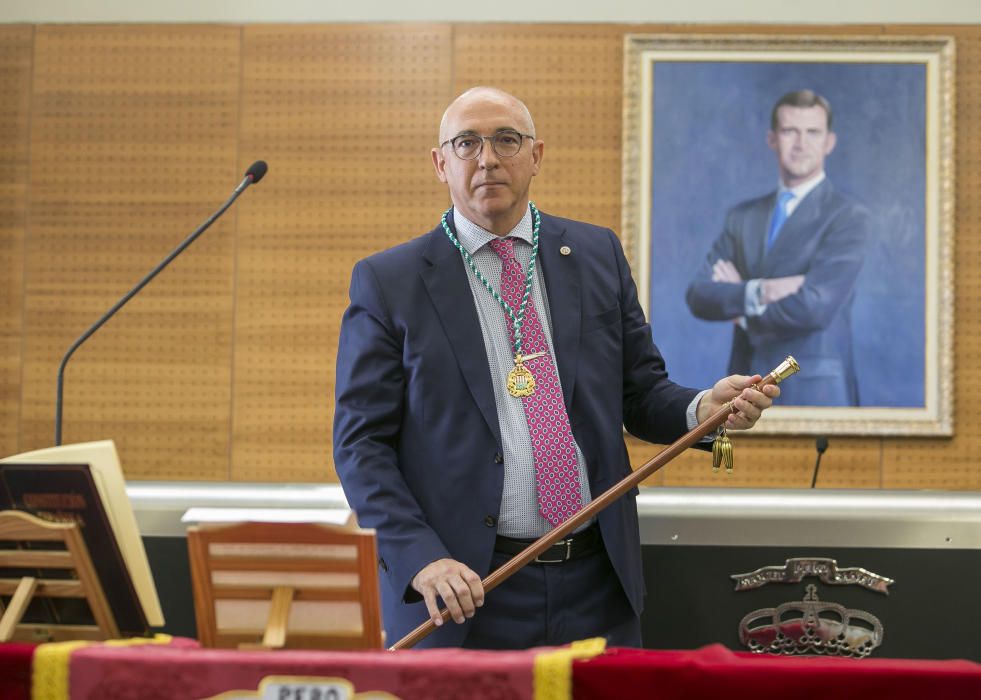 Cientos de personas abarrotan la sala de plenos y el hall para asistir a la constitución del Ayuntamiento con siete grupos políticos