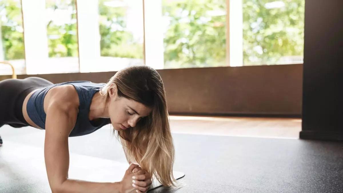 Mujer plancha abdominal
