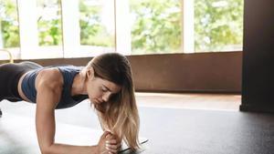 Mujer plancha abdominal