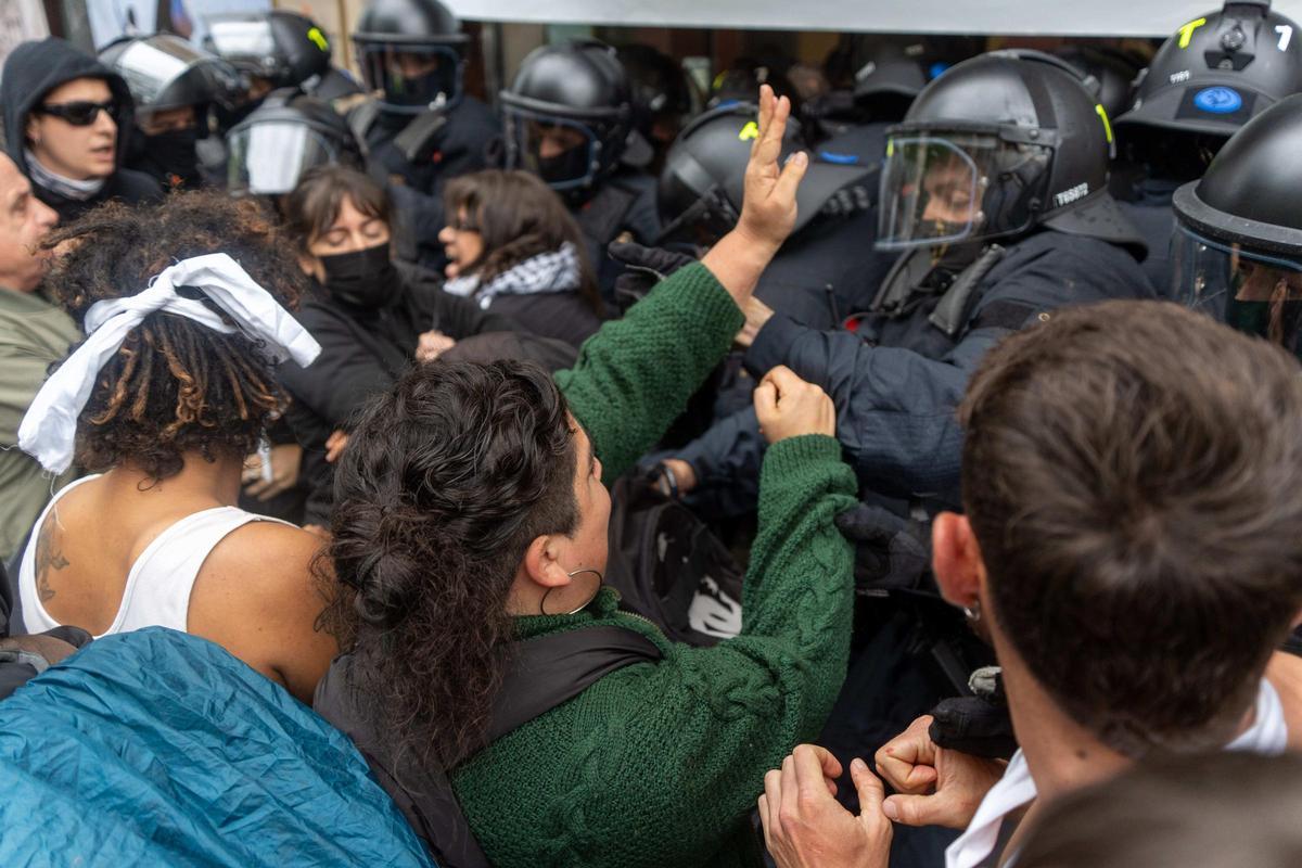 Centenares de estudiantes protestan en Barcelona en solidaridad con el pueblo palestino