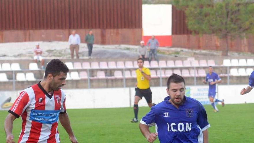 Un jugador del Choco trata de controlar un balón. // FDV