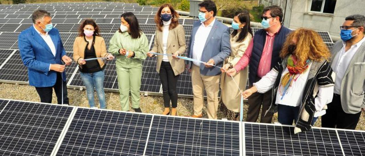 Giráldez inauguró ayer, de forma oficial, la planta fotovoltaica de Treviscoso. |   // IÑAKI ABELLA