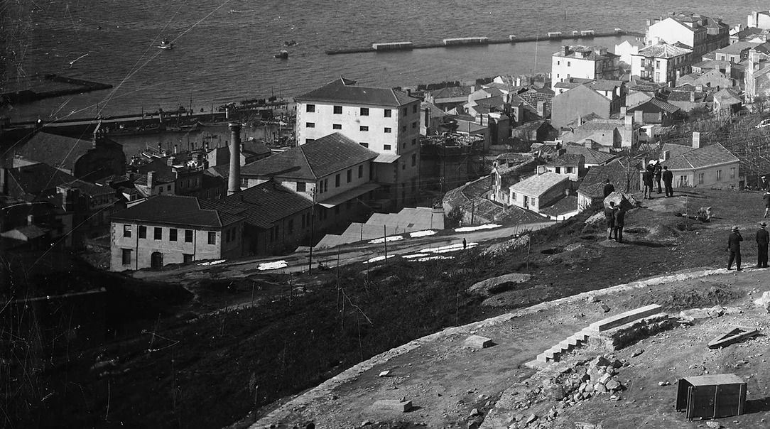 Vista desde O Castro con el edificio de la Panificadora a la izquierda en 1930 Archivo Pacheco.jpg