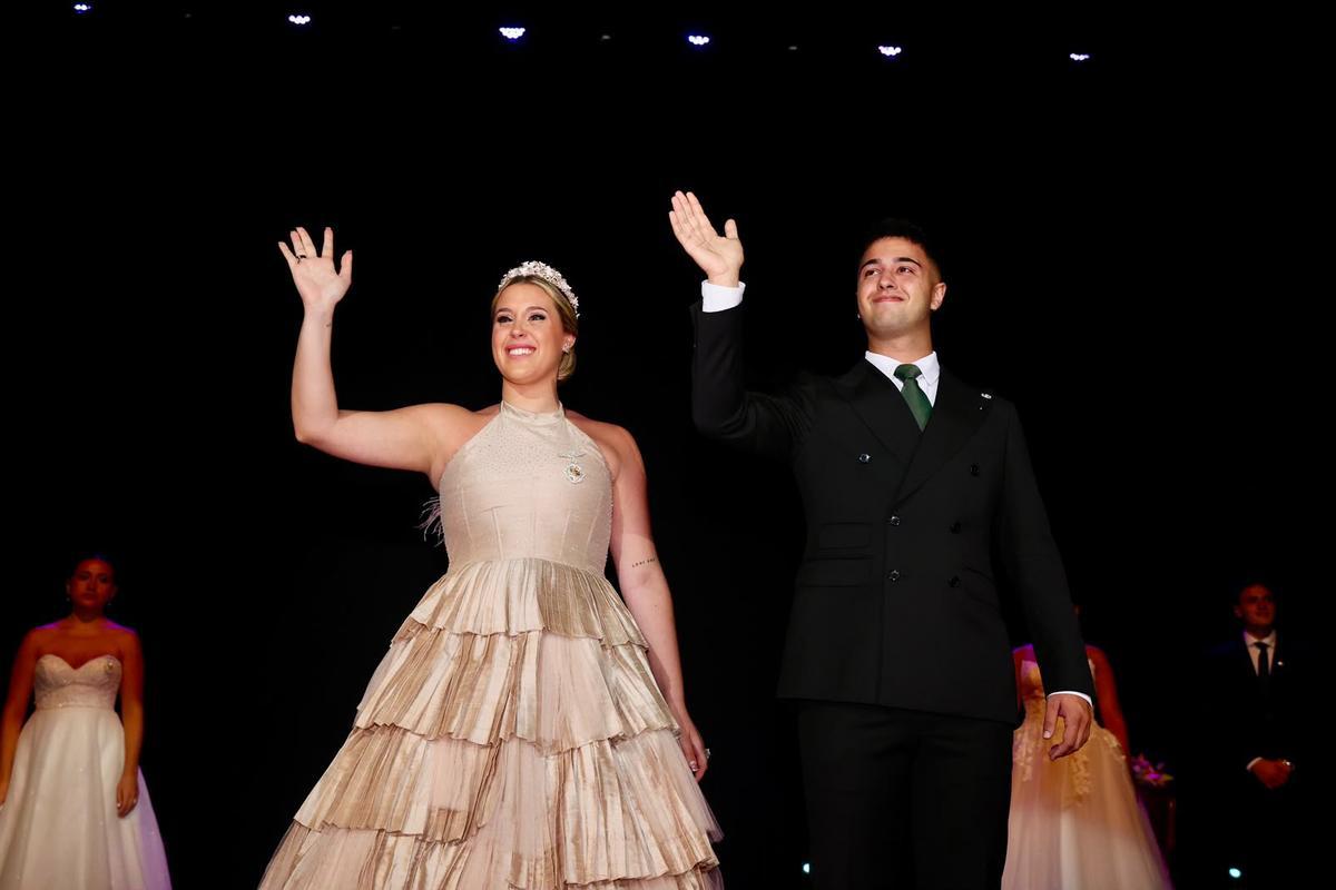 La Reina de la Fira y su acompañante, en la clausura.