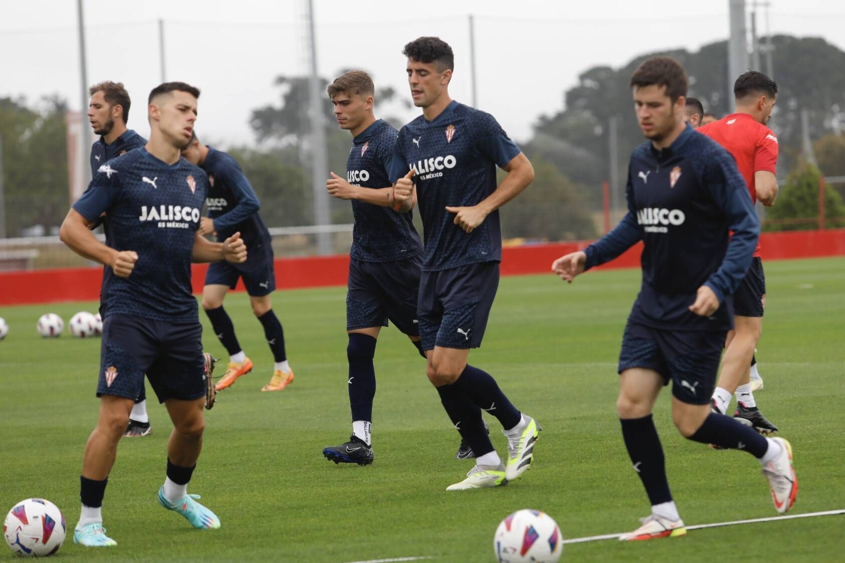 El entrenamiento del Sporting antes de su debut liguero en El Molinón, en imágenes