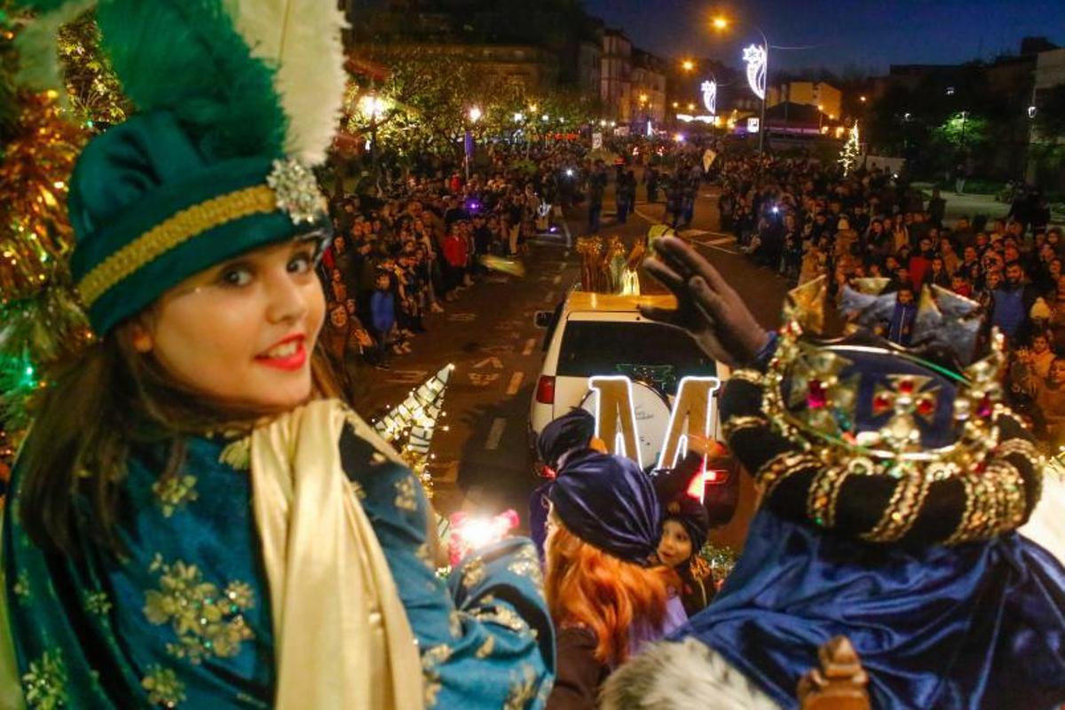 Vilagarcía se echó a la calle para seguir la cabalgata.  | // I. A.