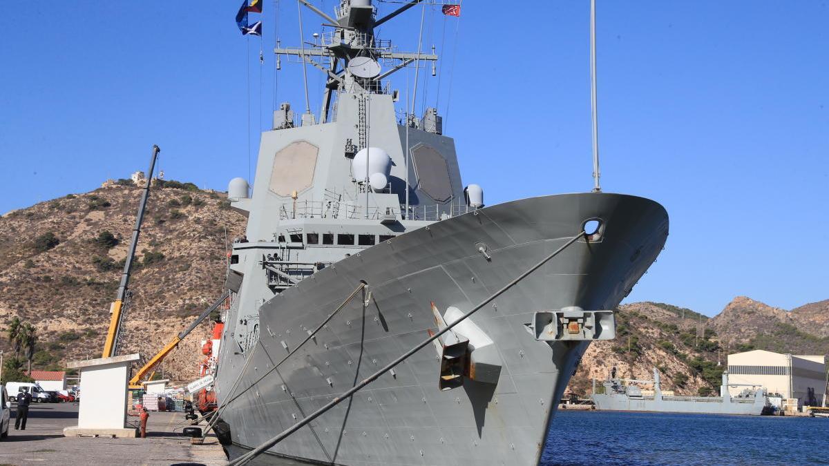 La fragata &#039;Álvaro de Bazán&#039; en el muelle de La Curra.