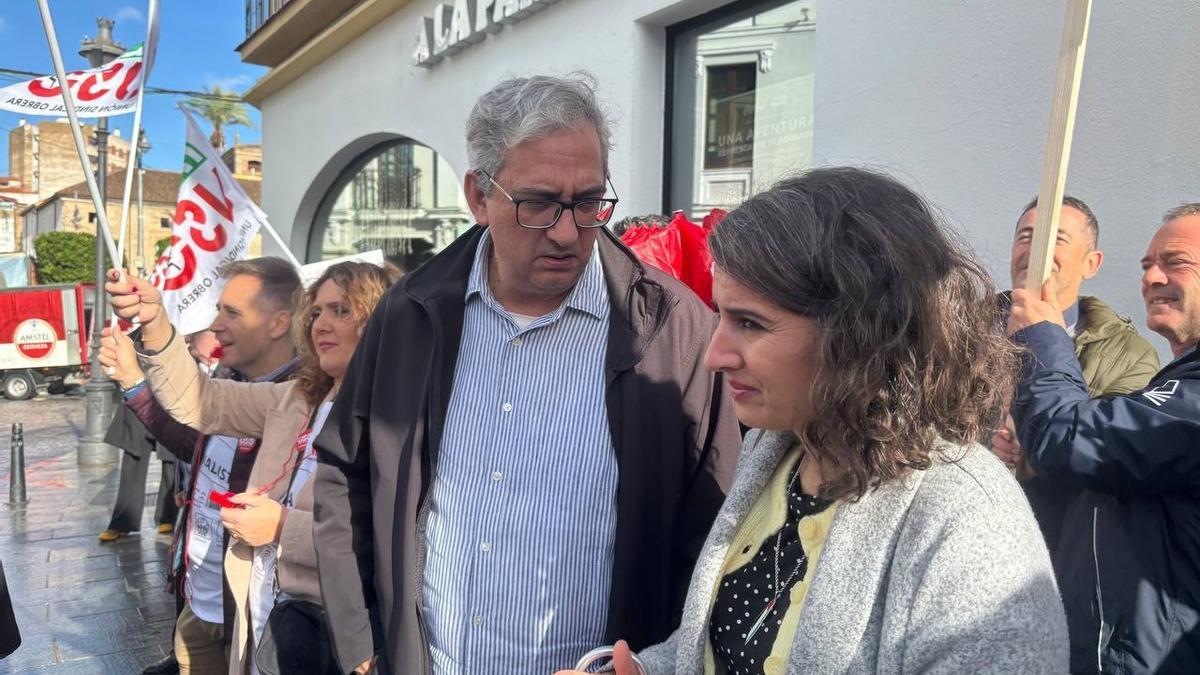 Los miembros de Unidas por Extremadura Irene de Miguel y Joaquín Macías, en la concentración sindical en Mérida.