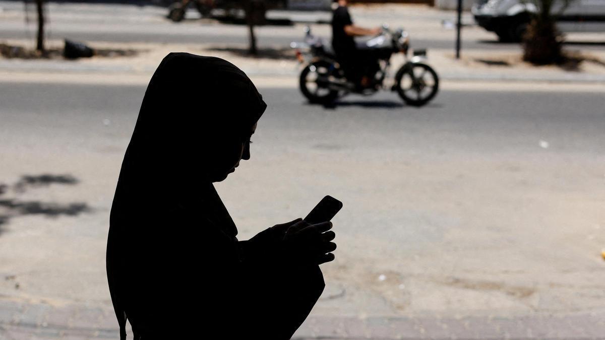 Una mujer palestina utiliza un teléfono móvil en Gaza.