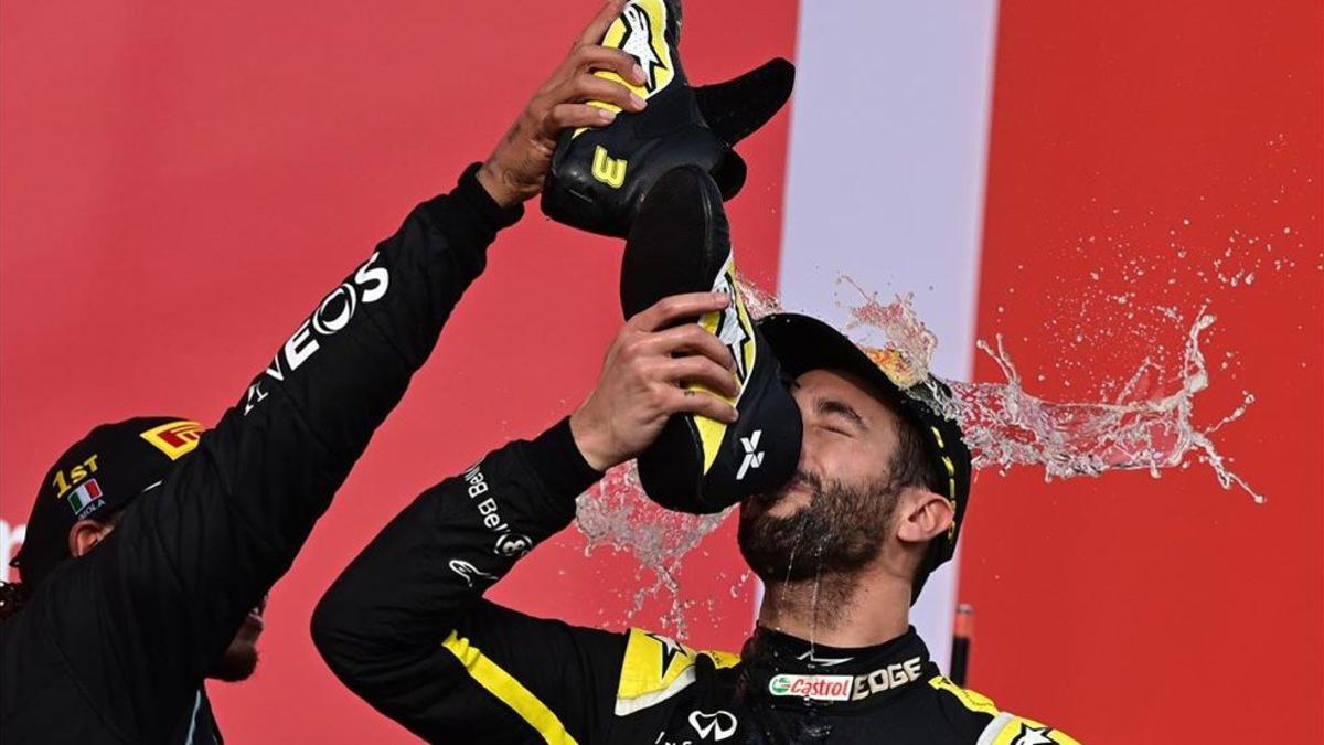 Ricciardo y su particular manera de celebrar los pidos con el 'shoey'.