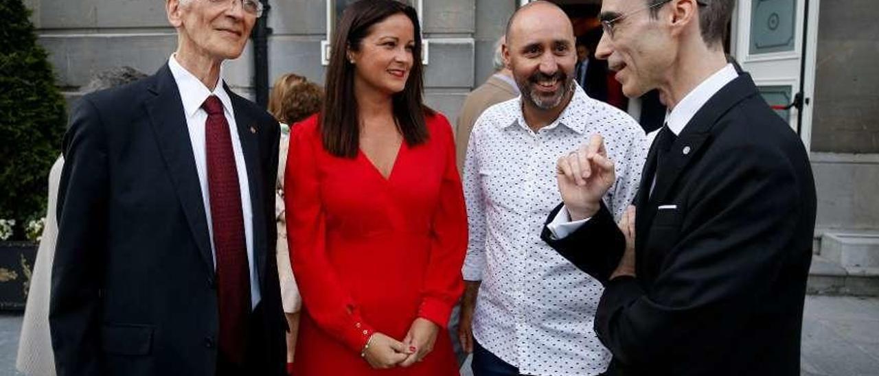 De izquierda a derecha, Jaime Martínez, presidente de la Ópera de Oviedo; Silvia Mellado, alcaldesa de Fuente Obejuna; Javier Menéndez, director de la Ópera de Oviedo, y Javier Almuzara, libretista de la obra.