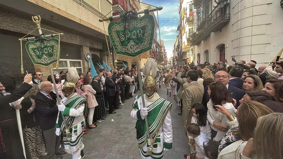 Vecinos y visitantes se agolpan para ver el paso del Imperio Romano de Puente Genil.