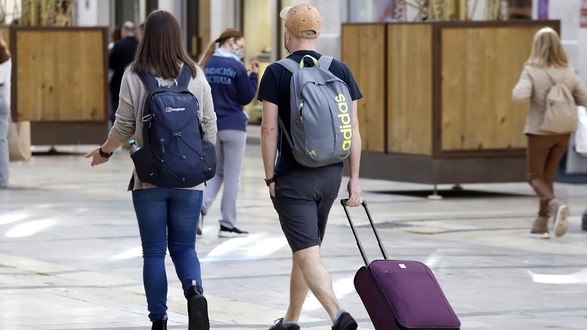 Dos turistas con sus maletas en el Centro de Málaga.