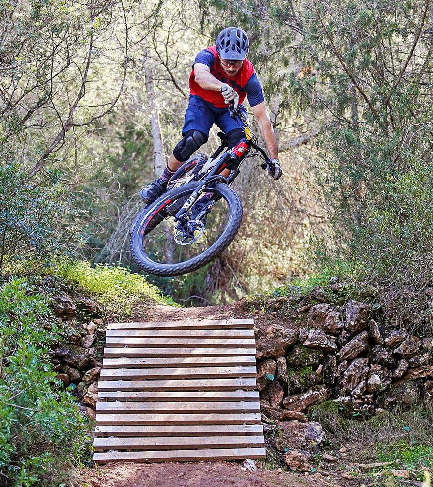 Marí realiza un espectacular salto durante la sesión. | T. E.