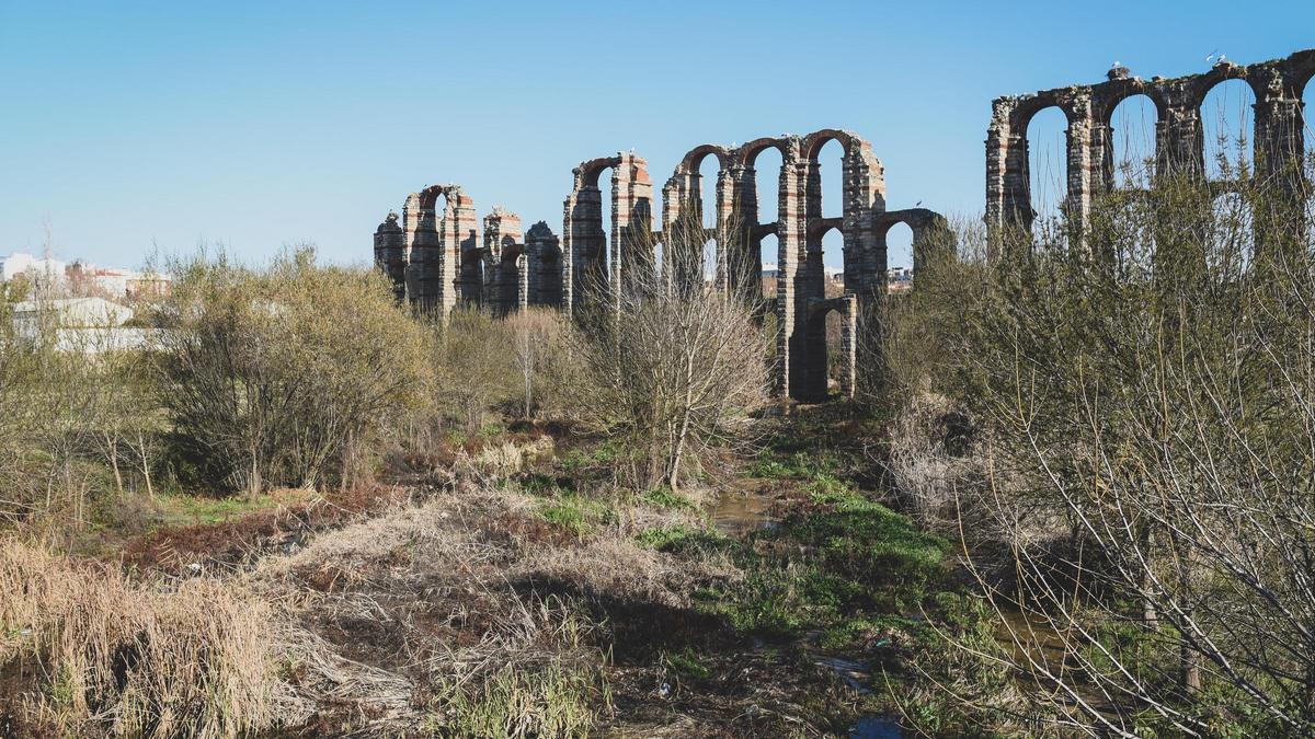 Estado actual del cauce del Albarregas en la zona junto al acueducto de Los Milagros.