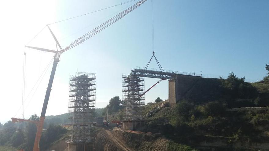 FGV empieza a montar la plataforma rehabilitada del Pont del Quisi de Benissa