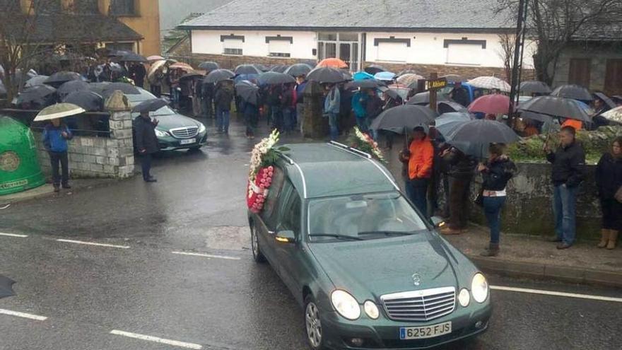 Los coches fúnebres salen de Caboalles (León) tras el funeral.