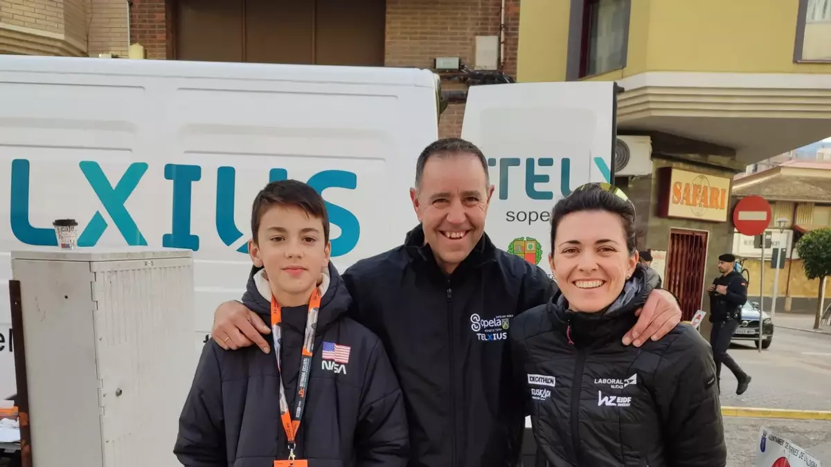 Alba Teruel con Paco Pla y un corredor de la escuela de Ontinyent.