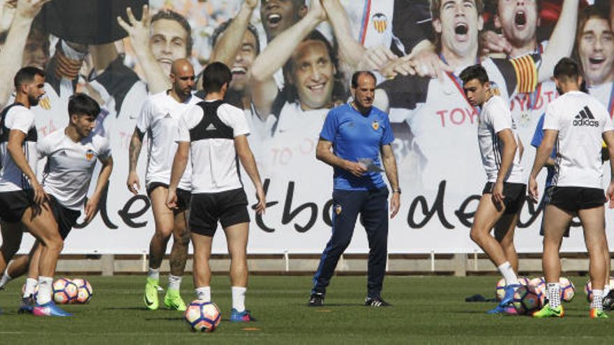 El Valencia CF con el entrenador, Voro González, al frente ha salido al césped con 20 minutos de retraso