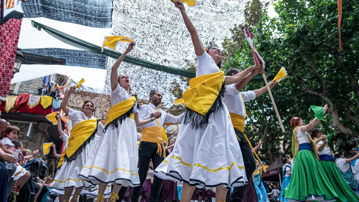 Troba't a les fotos del multitudinari ball de gitanes de Sant Vicenç