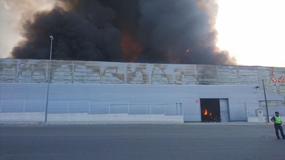 Un incendio devora una fábrica de plásticos en Olleria