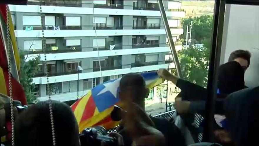 Los CDR sustituyen por la fuerza la bandera de España por la 'estelada' en delegación de la Generalitat en Girona