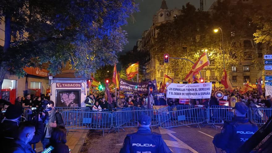 Canticos racistas de "con los moros no tenéis cojones" en el octavo día de protestas ante la sede del PSOE en Ferraz