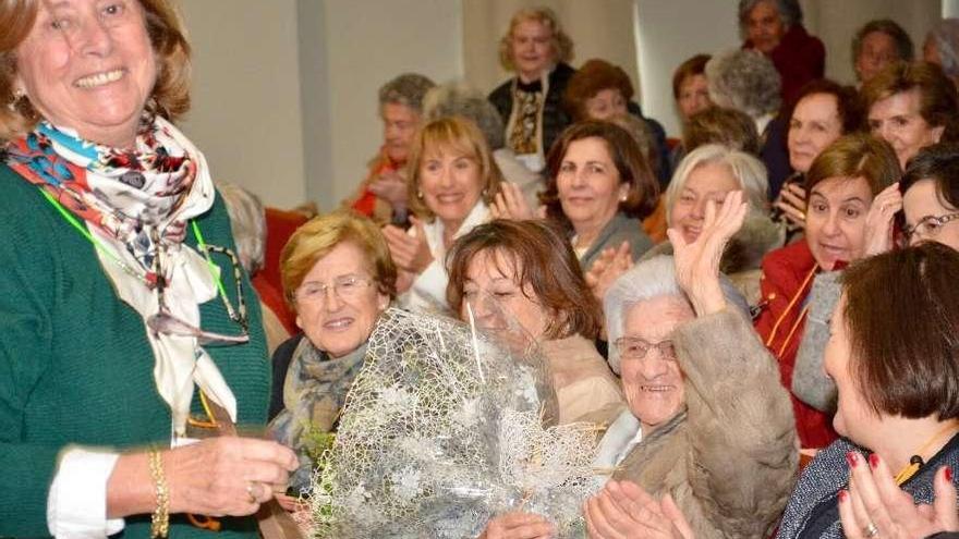 Yiyi Iglesias entregó un ramo de flores a Lulú Vázquez, alumna que ingresó en el centro en 1918. // R. V.